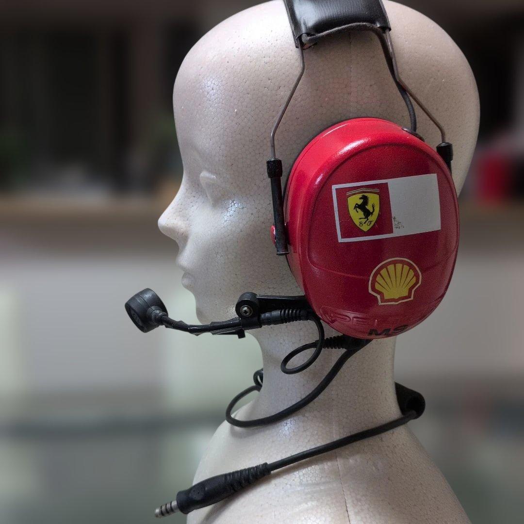 Protetor auricular Peltor da Ferrari F1, usado por Michael Schumacher em 2000