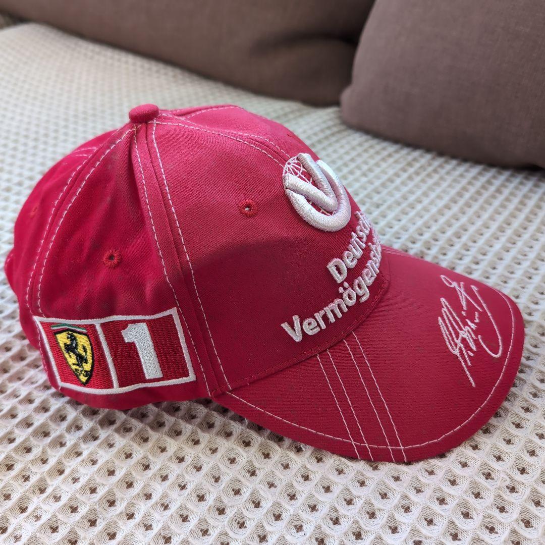 Boné Ferrari Schumacher, vista lateral