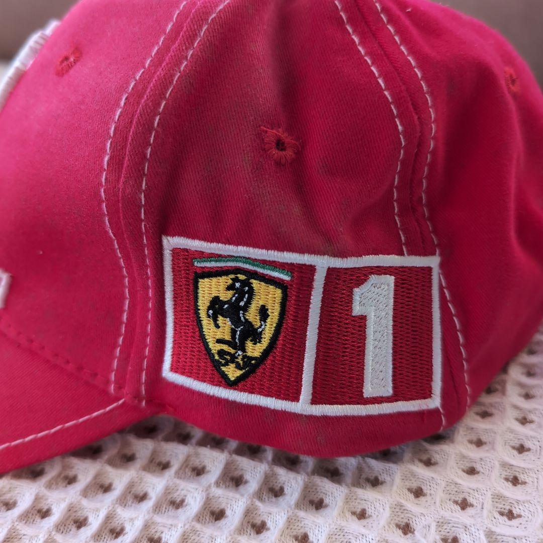 Detalhe do escudo da Ferrari ao lado do número 1