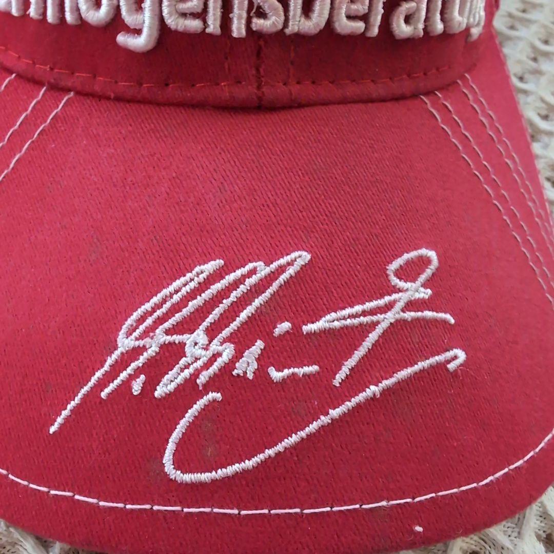 Detalhe da assinatura do Schumacher bordada na aba
